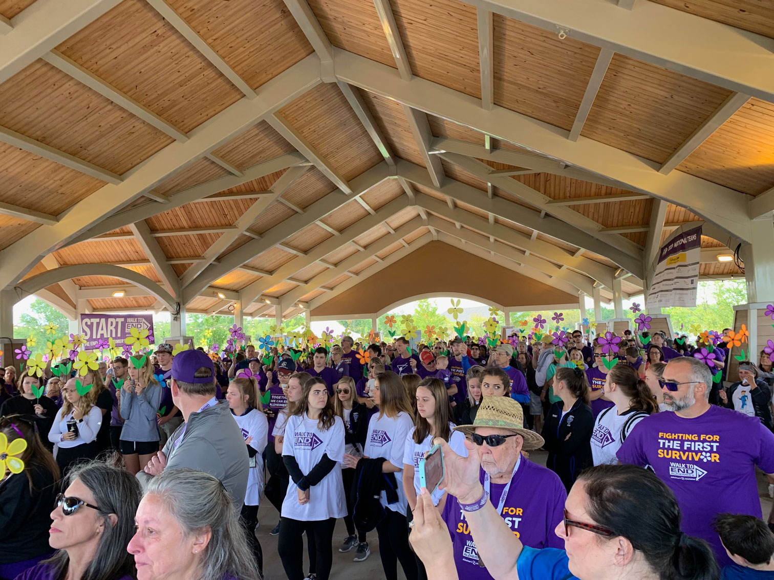 Crowd at the end to walk alzheimers
